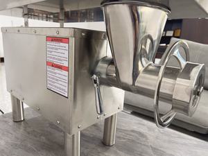 Мясорубка электрическая коммерческая Molino De Carne <span class=keywords><strong>Torrey</strong></span> M-22-RSS 3 л.с. и измельчитель овощей для ресторана - Product Image 2