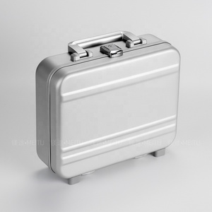 Boîte <span class=keywords><strong>à</strong></span> <span class=keywords><strong>outils</strong></span> en aluminium miniature de haute qualité pour le rangement et l'organisation des montres. Personnalisable avec doublure LOGO. - Product Image 2