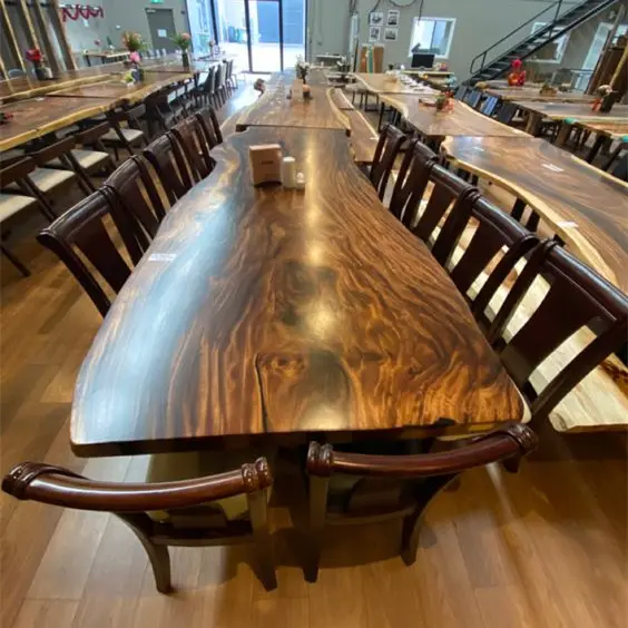Venda por atacado de alta qualidade borda ao vivo noz grande forma natural rústica restaurante móveis jantar mesa de madeira