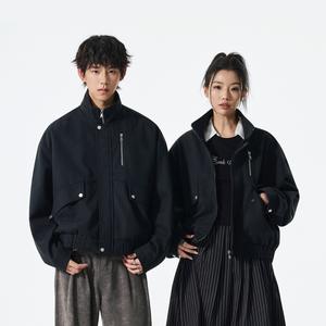 남성용 아메리칸 스타일 캐주얼 봄버 재킷 봄 가을 트렌디 한 클린 핏 전면 로고 스탠드 칼라와 지퍼 클로저로 멋진 - Product Image 2