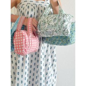 กระเป๋าเดินทางขนาดเล็ก, กระเป๋าเดินทางแบบถักมือจากผ้าควิลท์, กระเป๋าเดินทางลายพิมพ์บล็อก, กระเป๋าถือขึ้นเครื่อง - Product Image 2