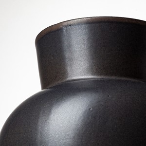 11 \ "vaso da tavolo in ceramica con cilindro astratto nero categoria di prodotti in porcellana - Product Image 5
