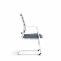 Chaise de bureau ergonomique en maille, style moderne et coloré, dossier mi-haut, avec accoudoirs fixes, idéale pour les salles de conférence