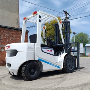Montacargas Pequeño TCM FD35 Usado, Original de Japón, Equipado con Mástil de Dos Etapas, Neumáticos Sólidos, Motor Isuzu Importado y Bomba - Product Image 5
