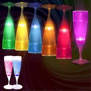 Cadeau de fête pas cher Led tasse en verre en plastique coloré clignotant LED vin Champagne flûte verres eau liquide activé Led verres