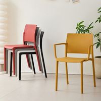 Chaise de salle à manger en plastique PP empilable, style simple, couleur personnalisée, vente en gros, capacité de charge élevée, gain de place