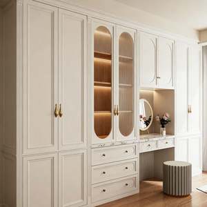Armoire élégante française sur mesure Balom avec armoires blanches crème, étagères en verre et design de coiffeuse - Product Image 2