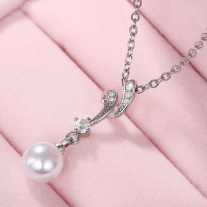 Collana Lunga con Perline Rotonde per Donne - Product Image 1