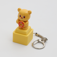 2026 MG KC-168 Porte-clés anti-stress 2-en-1 avec figurine amovible, motif ours de dessin animé, utilisable comme capuchon de clavier artisanal personnalisé et outil anti-anxiété