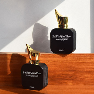 Flacon <span class=keywords><strong>de</strong></span> <span class=keywords><strong>parfum</strong></span> en verre noir carré plat <span class=keywords><strong>de</strong></span> haute qualité 30 ml 50 ml 100 ml avec bouchon premium - Product Image 4