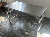 Table de préparation commerciale pliante en acier inoxydable personnalisée, revêtement en poudre de qualité alimentaire, capacité de charge de 300 kg/m, durable pour la cuisine