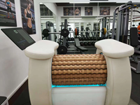 Technologie de machine à rouleaux avec fauteuil de massage pour amincissement corporel et relaxation, idéale pour cliniques et salons