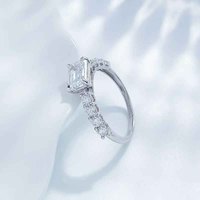 Anello da donna in platino Pt950 massiccio con diamante da laboratorio taglio smeraldo, design artistico a fascia, lusso prismatico e luminoso