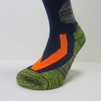 Chaussettes de randonnée et de ski tricotées et sportives personnalisées pour hommes, cheville haute antidérapante avec logo en jacquard pour les sports d'automne et d'hiver