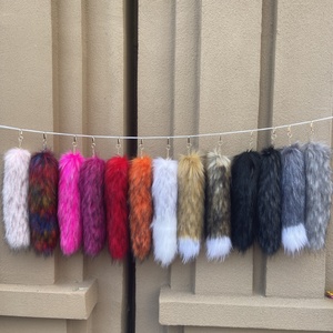 Vente en gros de porte-clés colorés en fausse <span class=keywords><strong>fourrure</strong></span> de renard, breloque mode avec pompon pour sac à main pour femme - Product Image 1