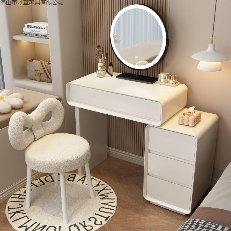 Table blanc lait, armoire à trois tiroirs, grand miroir rond