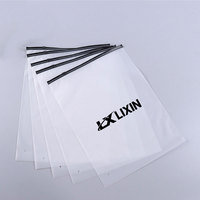 Sacs refermables en PE mat/givré personnalisés pour l'emballage de t-shirts, maillots de bain, chaussettes, vêtements avec impression flexo