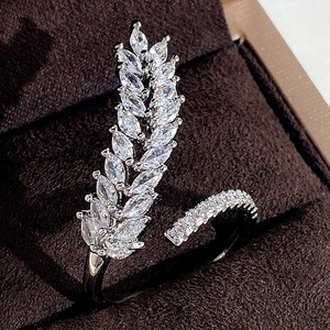 Anello con Foglia di Grano e Zirconi per Donne, Gioiello Elegante e Creativo Scintillante alla Moda - Product Image 1