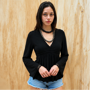 T-shirt noir Y2K à col en V, coupe ajustée, léger, avec péplum, bordure en dentelle, manches longues et ourlet à volants pour femme - Product Image 2