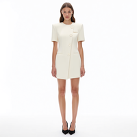 Robe mini élégante pour femme, blazer asymétrique à col rond et manches courtes, boutons sur le devant, poches plaquées, couleur crème, vente en gros sur mesure