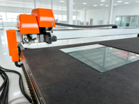 YBKE 3624 Machine de traitement du verre CNC à chargement automatique, à flottation pneumatique, pour le retrait de film Low-E et l'étiquetage, avec logiciel Optima