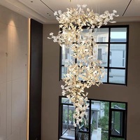 Lámpara Colgante LED Personalizada con Flores Blancas, Decoración Moderna para Vestíbulo de Hotel o Villa, Escalera, Lámpara de Techo de Metal con Hojas de Ginkgo de Cerámica Larga
