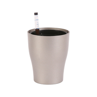 Jardinière auto-arrosante en plastique avec indicateur de niveau d'eau. Idéal pour le jardinage à domicile et la décoration de bureau. Utiliser le procédé de peinture et de cuisson