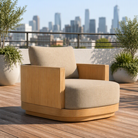 Luxuriöser Outdoor-Teakholz-Sessel mit Gebogener Basis, Lounge-Stuhl mit Dicker Beiger Polsterung für Terrassen- und Gartenmöbel-Dekoration