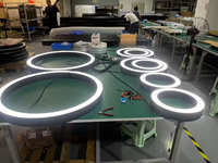 Luminaire suspendu LED circulaire incurvé noir sur mesure, à intensité variable, pour projets architecturaux, montage rapide