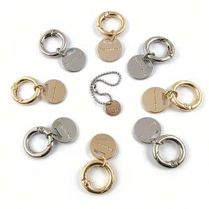 Etiqueta de Nombre Grabada en Metal Pequeña con Logotipo Personalizado, Parche con Gancho para Llavero - Product Image 1