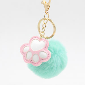 Venta al por mayor Rainbow Pom Cat Paw Print Fluffy Furball Llaveros Felpa Faux Fur Ball Cat Huellas Llavero - Product Image 5