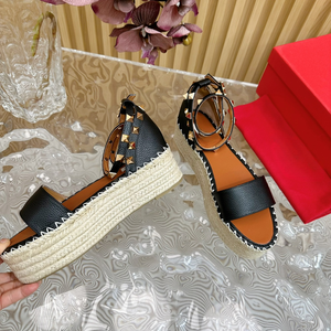 Sandales espadrilles en cuir noir cloutées avec bride de cheville pour l'été - Product Image 2