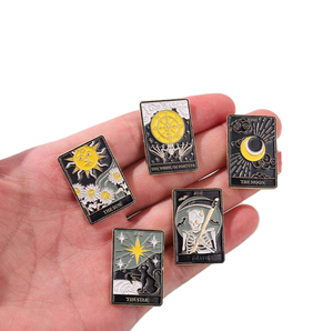 Оптовая продажа, новые металлические значки <span class=keywords><strong>Tarot</strong></span> премиум-класса, мистическая брошь из сплава «Солнце, Луна, звезда», ювелирные изделия на Хэллоуин, винтажная булавка - Product Image 1