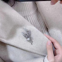 Bros Pin Berlapis Emas Tebal dengan Zirkon Mikro Inlaid dan Mutiara Air Tawar Putih AAA, Perhiasan Unisex Trendi