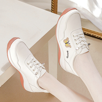 Chaussures blanches brodées papillon pour femmes, baskets décontractées antidérapantes à bout rond, confortables, légères, à semelle souple, pour la marche quotidienne