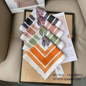 Foulard quadrato piccolo con motivi floreali e farfalle 70x70cm FULARES - Product Image 1