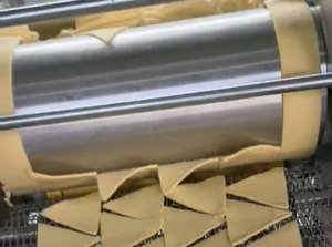 Máquina automática para hacer triángulo de maíz frito para bocadillos inflados de maíz - Product Image 3