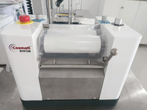 प्रयोगशाला सिरेमिक तीन-रोल ग्राइंडर मिल के साथ असर और साबुन लिपस्टिक कॉस्मेटिक पाउडर प्रसंस्करण के लिए गियर - Product Image 2