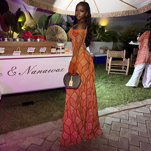 Vestido largo hasta el suelo Amber Altars Orange Ember con un solo hombro descubierto, manga acampanada y líneas gráficas - Product Image 5