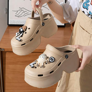 Sandalias con plantilla de goma EVA de doble propósito para mujer, zuecos de verano antideslizantes resistentes al desgaste, zuecos y mulas personalizados para playa y jardín - Product Image 1