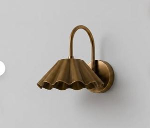 Applique murale en laiton à abat-jour à volants – Lampe de chevet de style Mid-Century Modern |   Luminaire de coiffeuse |   Éclairage de salle de bain - Product Image 1