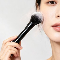 Kuas Foundation Bulat Bersudut Dua Sisi dengan Gagang Kayu dan Bulu Sintetis untuk Meratakan Kosmetik Cair, Bedak, Concealer, dan Blush