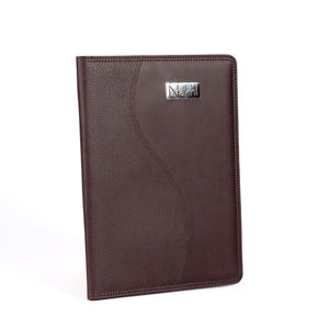 Menu de restaurant personnalisé en gros, couverture de menu rembourrée au toucher doux, 8,5 x 14, avec bande élastique - Product Image 1