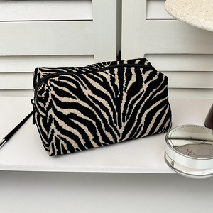 Nueva Bolsa de <span class=keywords><strong>Maquillaje</strong></span> con Estampado de Cebra de Chenilla, Bolsa para Lápiz Labial, Gran Capacidad, con Cierre, Portátil, Lavable, Elegante, para Viaje - Product Image 6