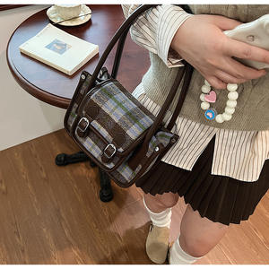 Bolso de mujer de doble propósito de moda con patrón a cuadros y diseño de retazos de tweed y cuero - Product Image 5