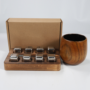 Bandeja de madera de pino carbonizada al por mayor con 8 ranuras para pinzas de hielo, juego de enfriamiento de vasos de whisky de acero inoxidable, regalo para bar. - Product Image 1