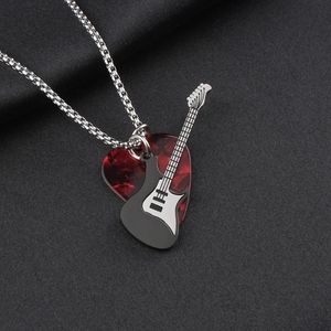 Collier pour homme avec pendentif en forme de plectre de guitare rock en acier inoxydable - Product Image 3