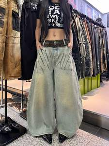 Jean large délavé pour femme, coupe ample, en denim, avec ceinture imprimée léopard et détails boutonnés, style streetwear - Product Image 1