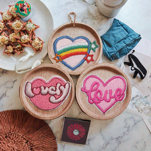 Parches Autoadhesivos Bordados con Letras del Alfabeto en Tela Twill Ecológica de 3 Piezas para Ropa, Bolsos y Accesorios Cosidos a Mano - Product Image 3