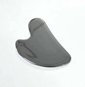 Herramienta gua sha premium de acero inoxidable con forma de corazón para drenaje linfático y antienvejecimiento facial. - Product Image 1